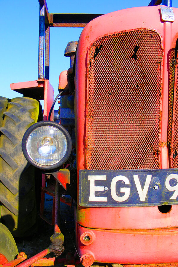Oude tractor tegen blauwe lucht