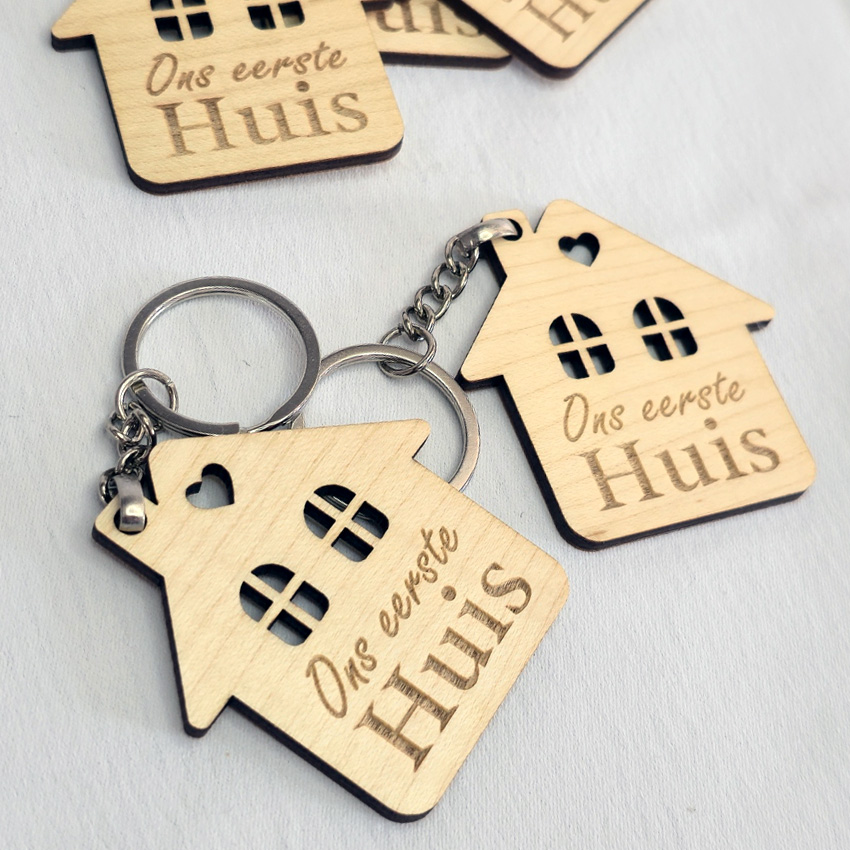 sleutelhanger ons eerste huis in de vorm van een huisje