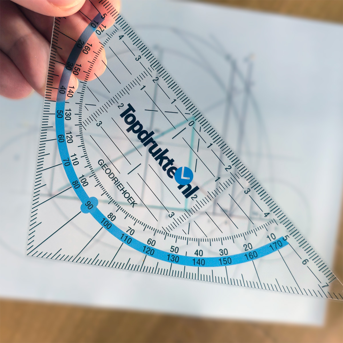 Geodriehoek in hand