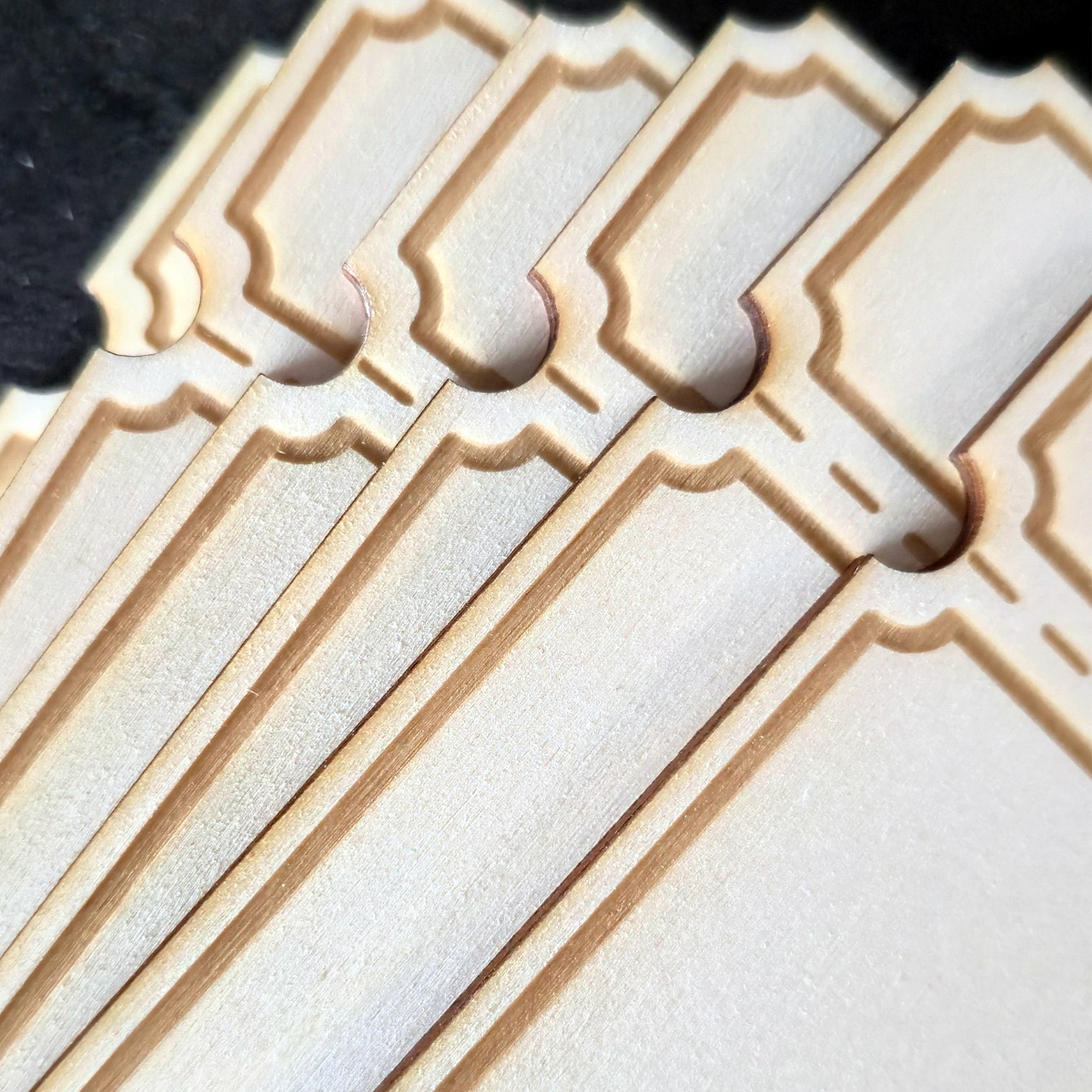 houten coupons eigen tekst invullen close up