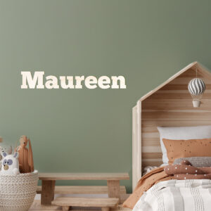 Houten naam Maureen op muur kinderkamer