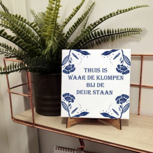 Tegeltje Thuis is waar de klompen bij de deur staan