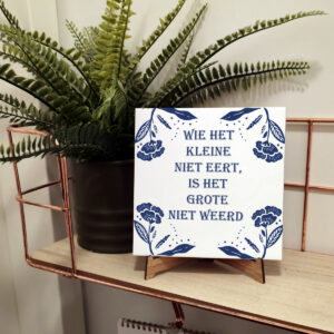 Tegeltje wie het kleine niet eert