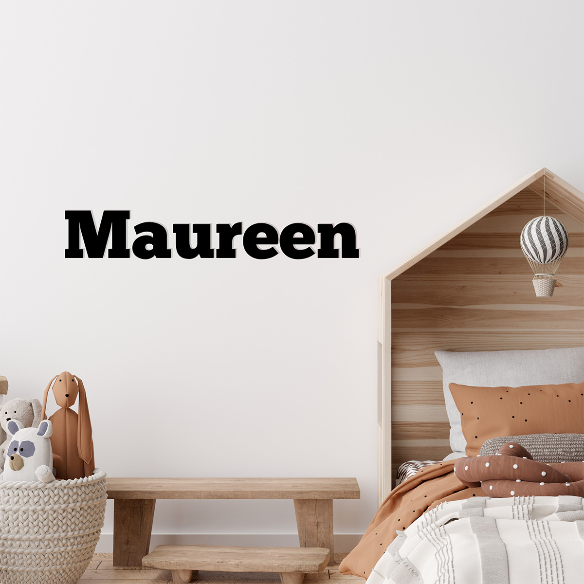 Zwart acryl naam Maureen op muur kinderkamer