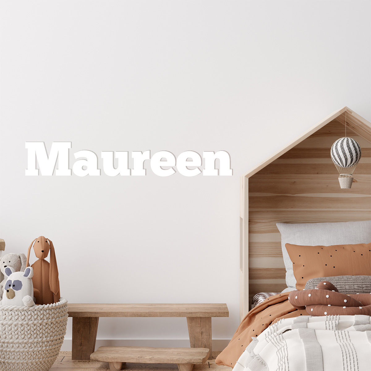 wit acryl naam Maureen op muur kinderkamer