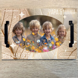 Houten teak dienblad met ijzeren handvaten boven aanzicht Met eigen foto opa en oma dienblad