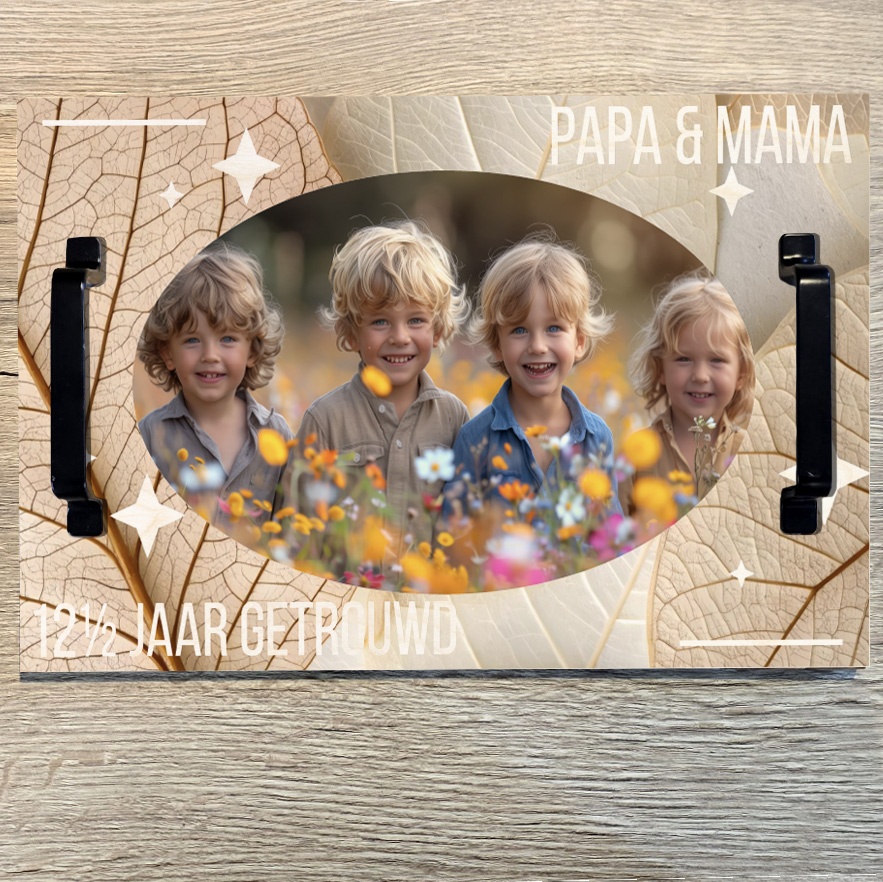 Houten teak dienblad met ijzeren handvaten boven aanzicht Met eigen foto opa en oma dienblad