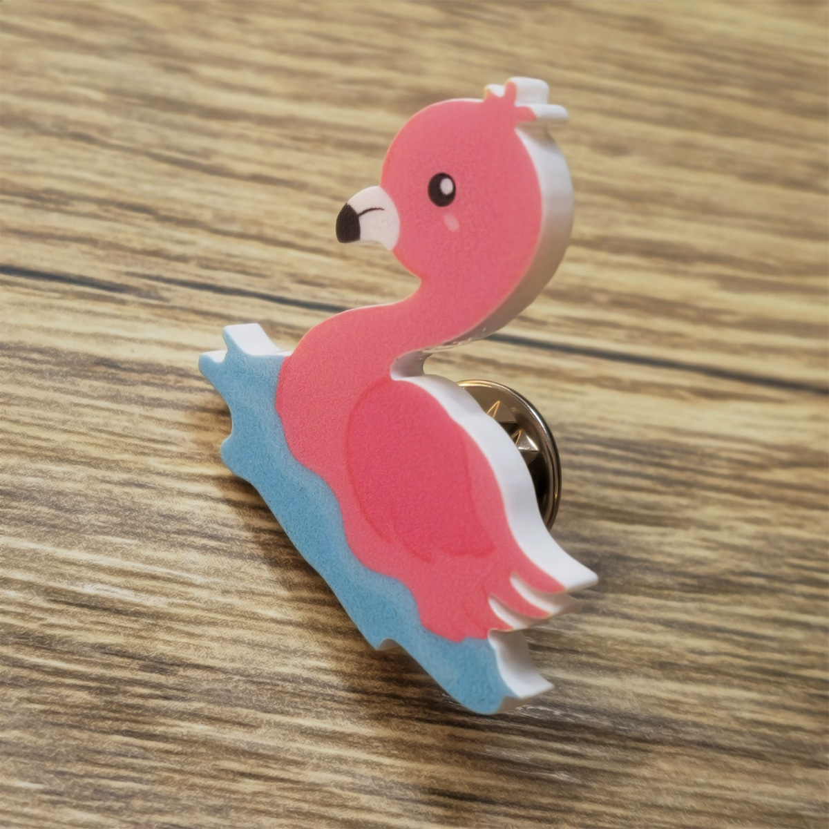 flamingo pin zijkant close up