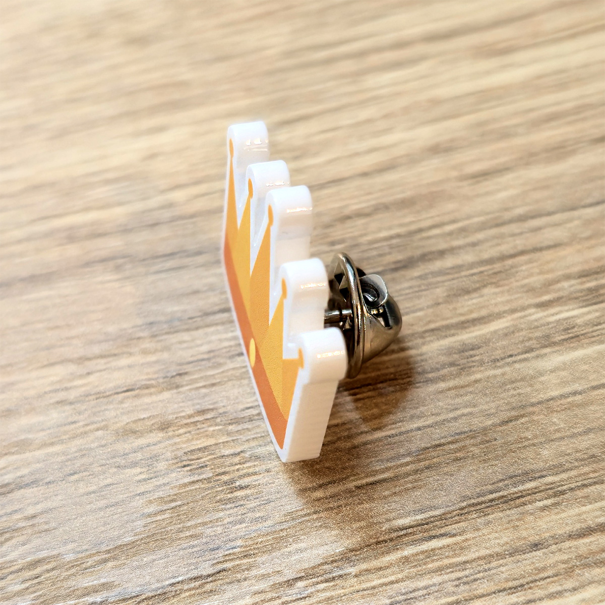 Zijkant foto pin koninsgdag met vlinder sluiting