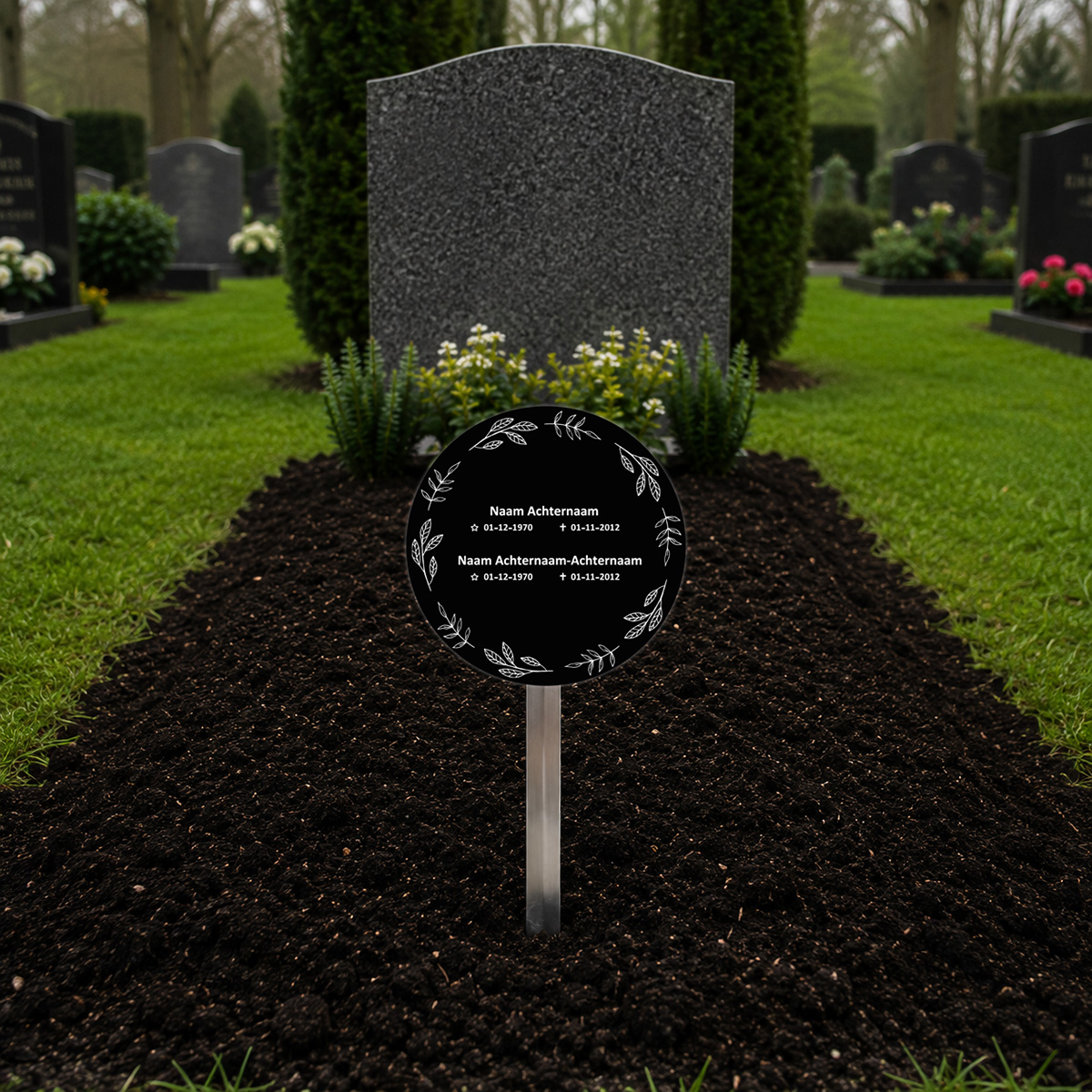 grafmarkeerder rond met bloemen en gepersonaliseerde naam