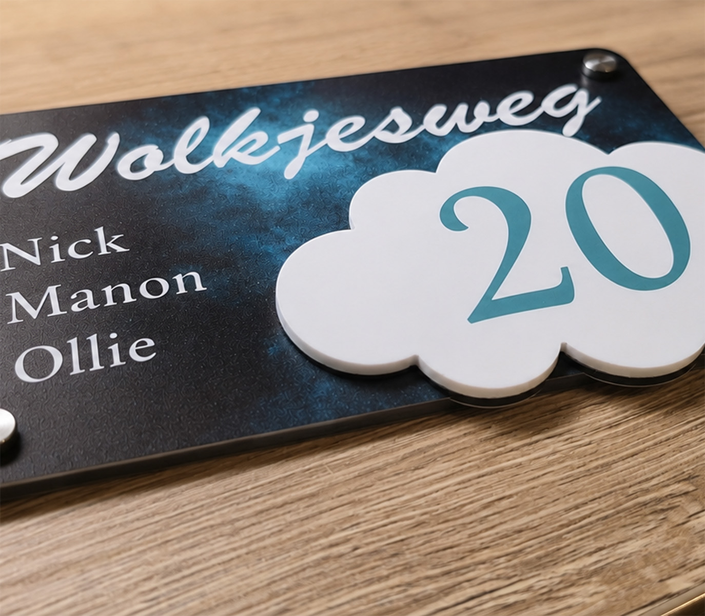 D naambordje met wolkje gemaakt van dibond en acrylaat. te personaliseren met eigen tekst en achtergrond