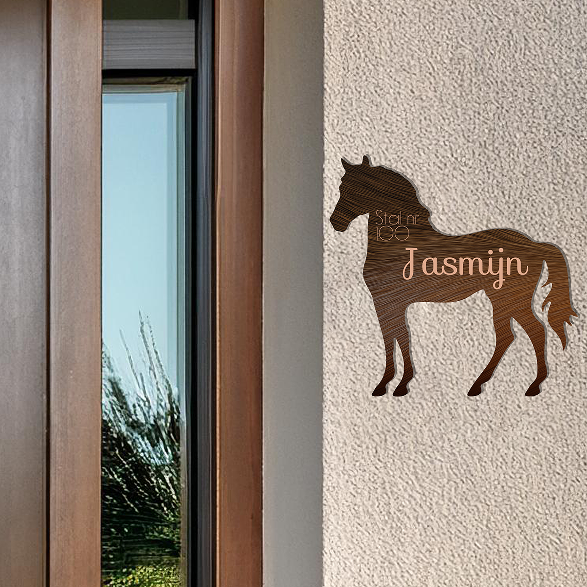 Naambordje in de vorm van paard bij deur